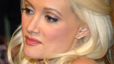 Hugh Hefner, parasit de cea de-a treia iubita, Holly (Foto)