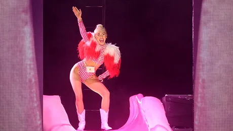 Miley Cyrus o ironizează pe Kim Kardashian