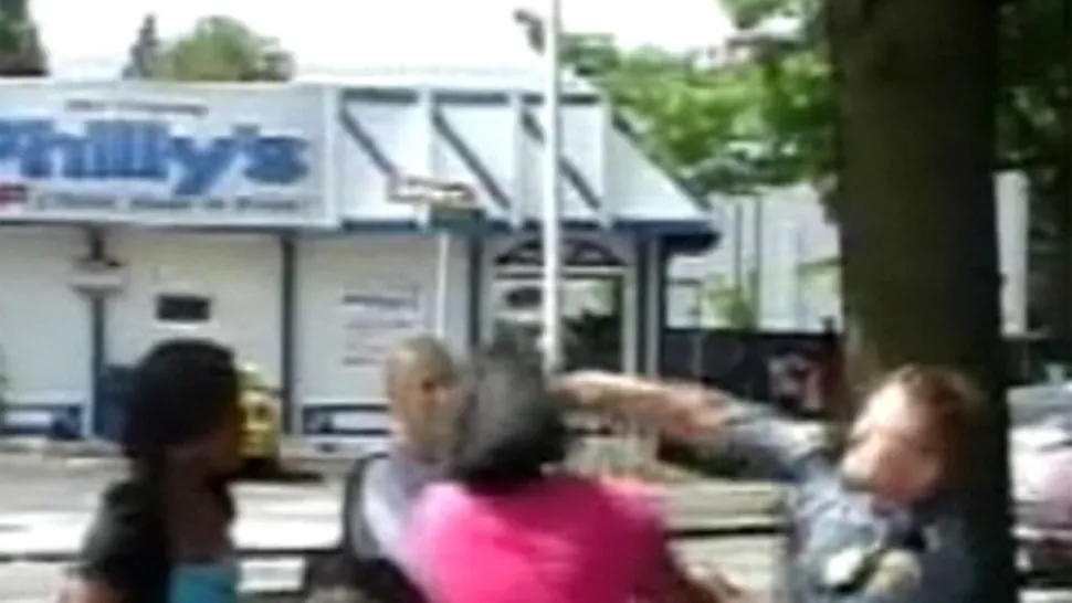 Un politist a luat la bataie o tanara de 17 ani, in plina strada (Video)