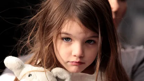 Suri Cruise, înjurată de un paparazzo (Video)