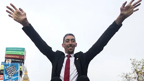 În ce maşină încape Sultan Kosen, cel mai înalt bărbat din lume