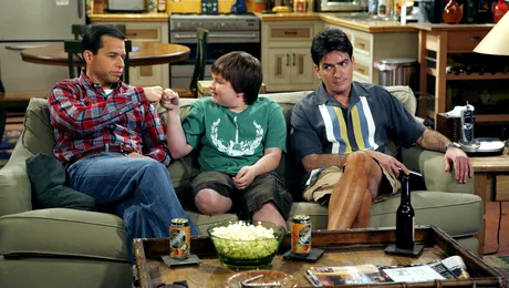 Sezonul patru al serialului „Doi bărbaţi şi jumătate”,  în premieră la Universal Channel