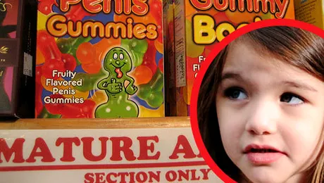 Katie Holmes ii cumpara lui Suri Cruise jeleuri in forma de penis