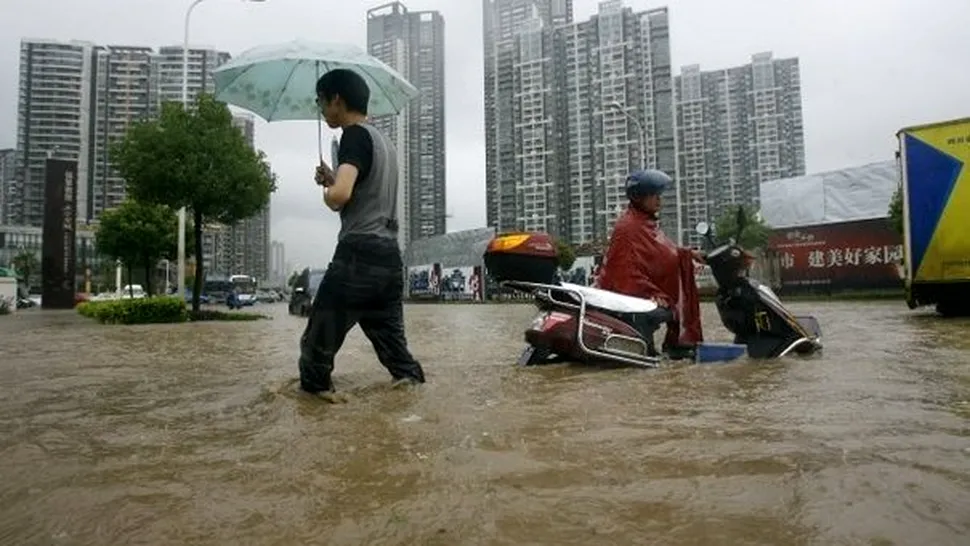 Un milion de persoane evacuate si peste 57 ucise de inundatiile din China