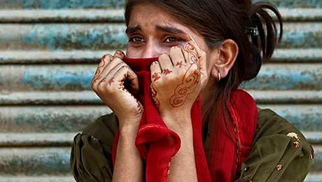 O adolescentă a supraviețuit după ce a fost violată și arsă de vie