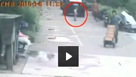 Un copil de 3 ani a fost calcat de 3 ori de acelasi SUV! (Video socant)