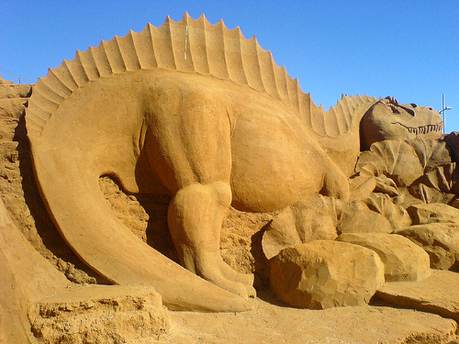 Dinozaur sculptură în nisip