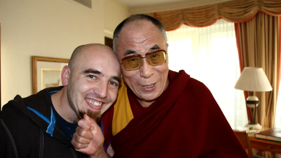 Dalai Lama l-a tras de barba pe cameramanul Sergiu Matei!