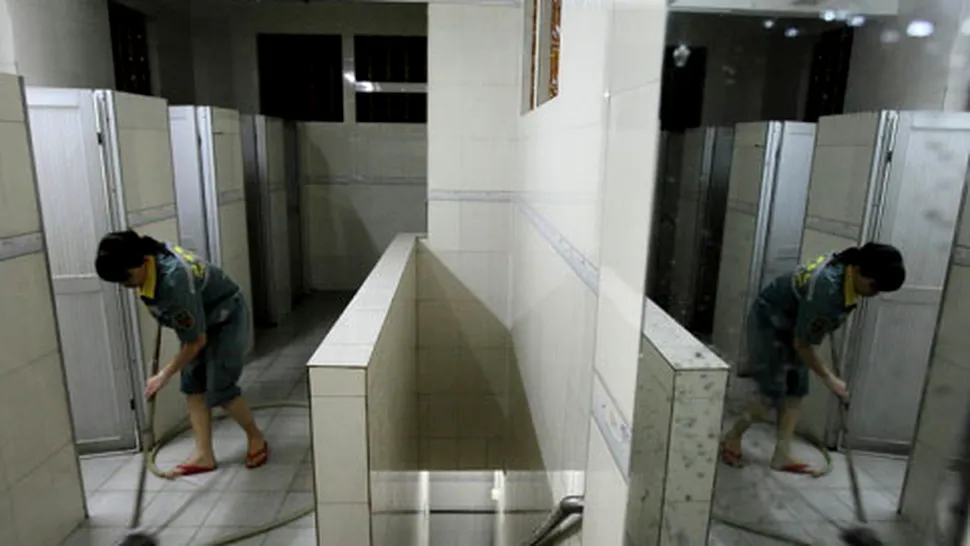 Pentru a supraviețui, au transformat baia lor în toaletă publică (Poze)