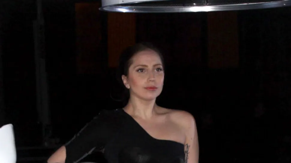 Lady Gaga a purtat o rochie zburătoare FOTO