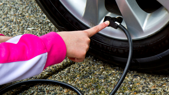 Verifică des presiunea pneurilor