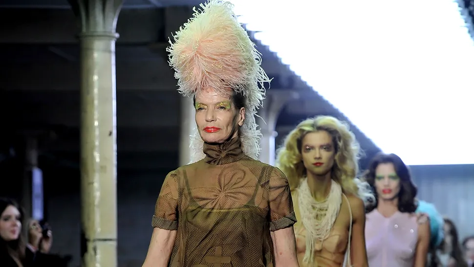 Fostul manechin Veruschka, acum in varsta de 71 de ani, a defilat la London Fashion Week (Poze)