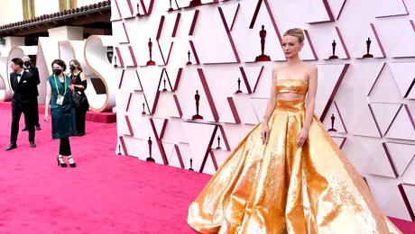Oscar 2021: Auriul și culorile vii au dominat ținutele de pe covorul roșu (FOTO)