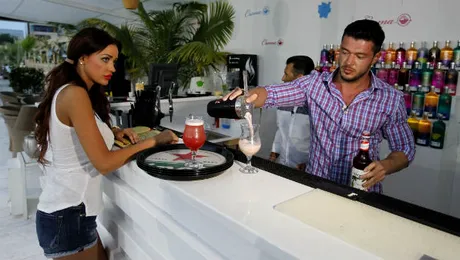 Mihai Petre şi Elwira joacă la dublu cu Victor Slav şi Bianca Dragusanu în turneul vedetelor de la “Serviţi, vă rog!”