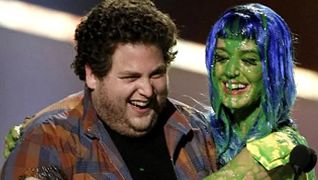 Katy Perry improscata cu vopsea verde pe scena premiilor  Nickelodeon’s Kids’ Choice (Video)