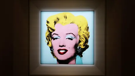 Un celebru portret al actriţei Marilyn Monroe realizat de Andy Warhol a fost vândut la licitaţie pentru o sumă record