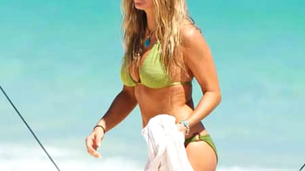 Fergie la plaja, in bikini! (poze)