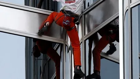 Alain Robert „Spiderman” a cazut de pe cea mai inalta cladire din Turcia