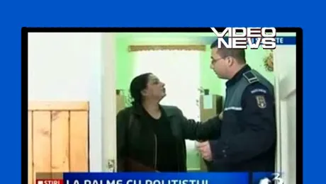 Politistii se apara chiar cu arma atacatorilor: palma! (Video)