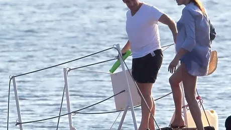 Carla Bruni-Sarkozy da in judecata o revista franceza