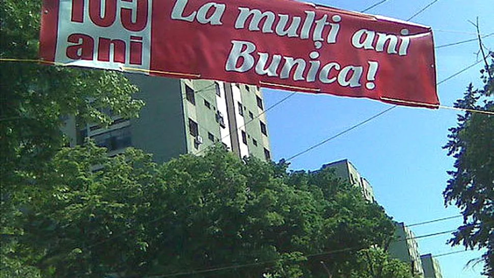 O bunica de 105 ani a primit cadou, de la nepoti, un banner montat in Bucuresti