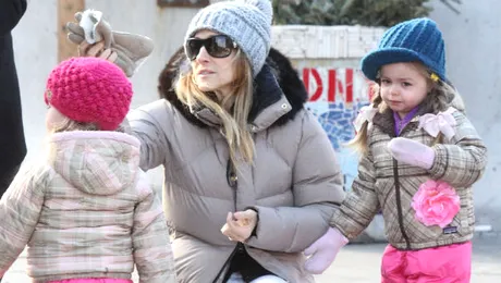 Uite cât de grijulie e Sarah Jessica Parker cu fetiţele ei