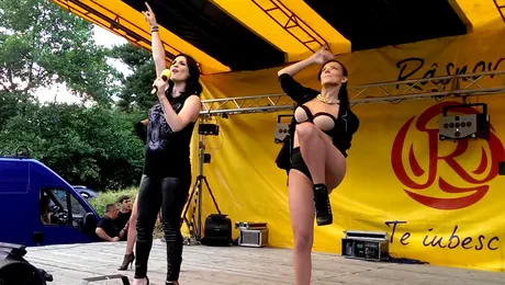 Ellie White, cu fetiţa şi întreaga familie la primele două concerte după naştere