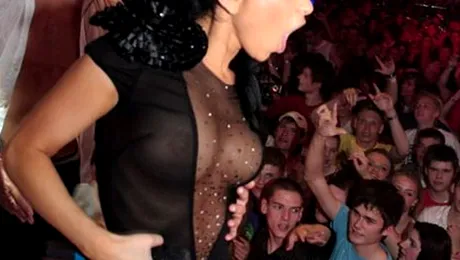 Inna a inceput sa se dezbrace la concerte