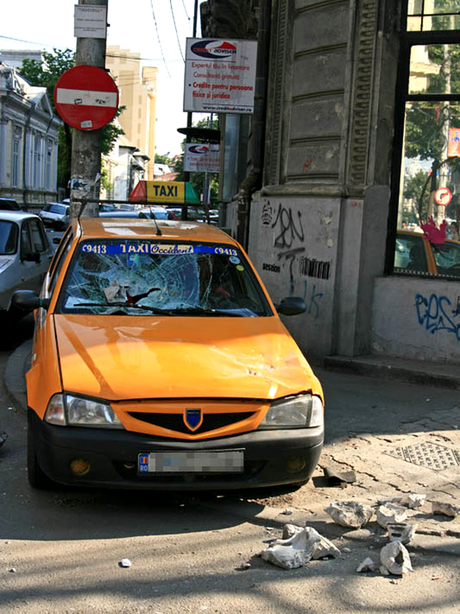 Taxi lovit de tencuiala