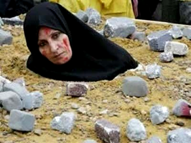femeie lovita cu pietre