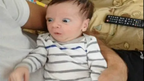 Ce faţă face „Vasilică 2014” când îl ia Mircea Badea în braţe!