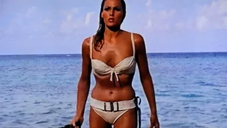 Făcea furori ca “Fata Bond”, dar acum diva sexy este de nerecunoscut!
