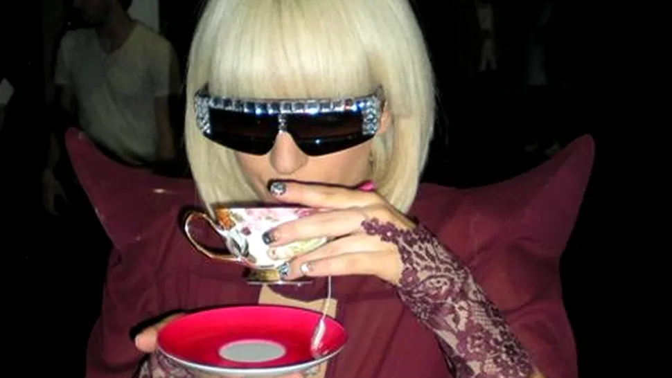 Lady Gaga pregateste ceaiul 