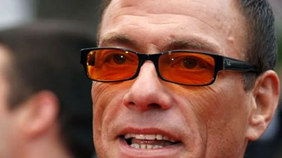 Jean-Claude Van Damme, in pericol de a-si pierde auzul