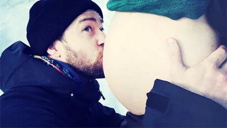 Justin Timberlake s-a pozat cu burtica viitoarei mămici, Jessica Biel