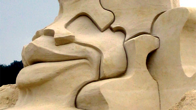 Chip abstract scuptură în nisip