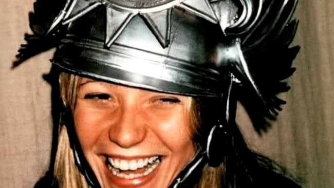 Gwyneth purtând o pălărie stupidă