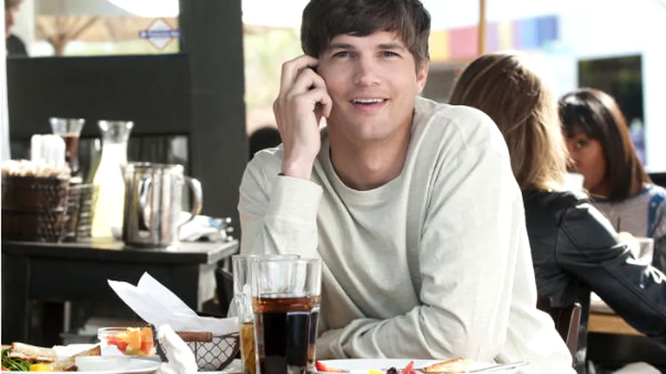 Ashton Kutcher, păcălit să mănânce viermi prăjiţi
