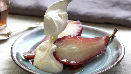 Arome din bucătăria nordică: Pere fierte în vin roşu