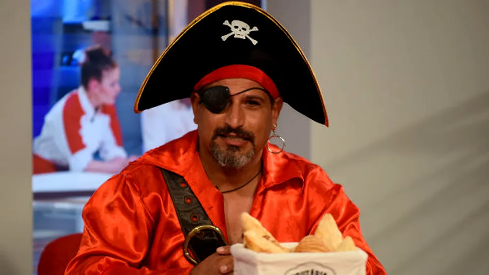 „Chefi la cuţite”: un pirat vrea să-i dezlege cununiile Ginei Pistol cu un portret al lui chef Scărlătescu - FOTO