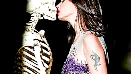 Oana Zavoranu mimeaza orgasmul alaturi de un schelet! (poze)