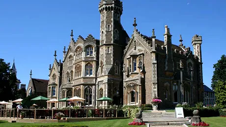 „Casa groazei”, conacul în care a fost ecranizat romanul Dracula, e de vânzare