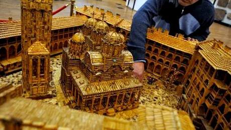 A construit macheta unei manastiri cu 6 milioane de bete de chibrit