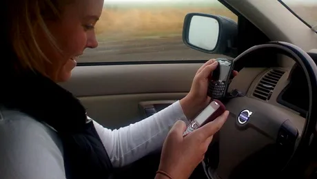 Citirea sau scrierea de mesaje la volan, mai periculoase decât alcoolul