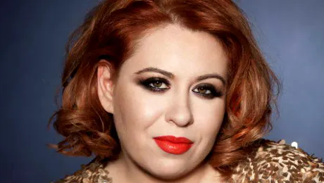 A slăbit considerabil, iar acum îşi schimbă look-ul. Cât a plătit Oana Roman pentru “acest moft” – FOTO