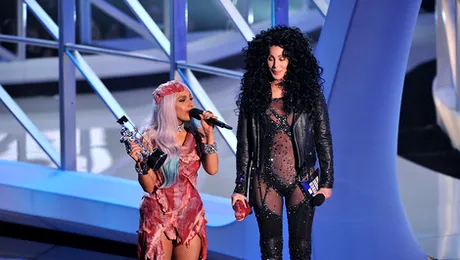 Tinuta anului 2010: rochia din carne a lui Lady GaGa