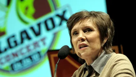 Tort de ciocolată, lumânări parfumate şi petale de trandafiri pentru Vaya Con Dios