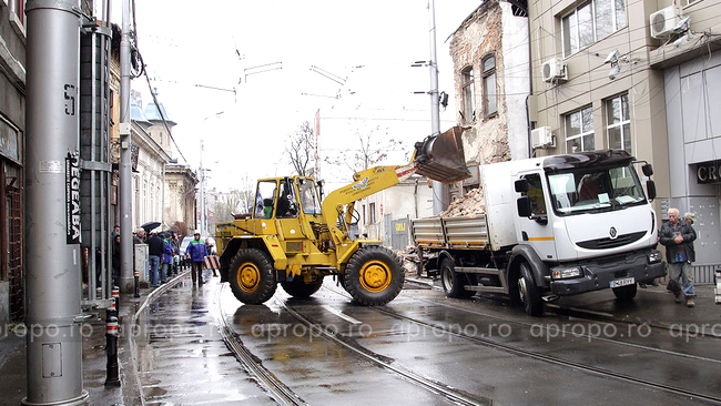 Traficul rutier din zona a fost oprit complet, pentru degajarea molozului rezultat