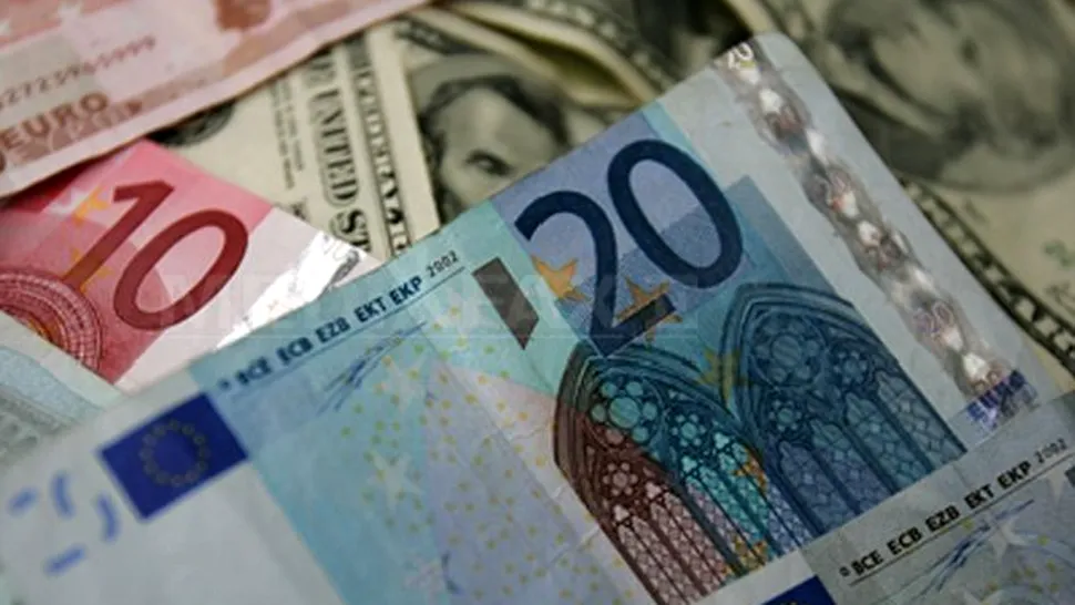 Moneda Euro scade fata de dolar!
