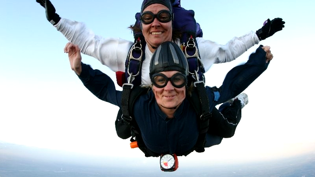 În Florida, femeile nemăritate nu au voie să sară cu parașuta duminica